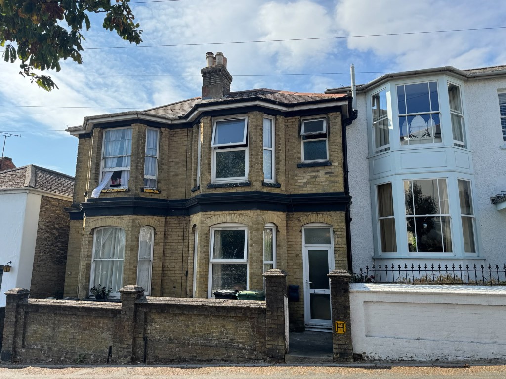 Lot: 116 - THREE-BEDROOM MID-TERRACE HOUSE FOR INVESTMENT - Front view of property with brick exterior